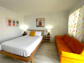 Pineapple Shores Retro Inn 6